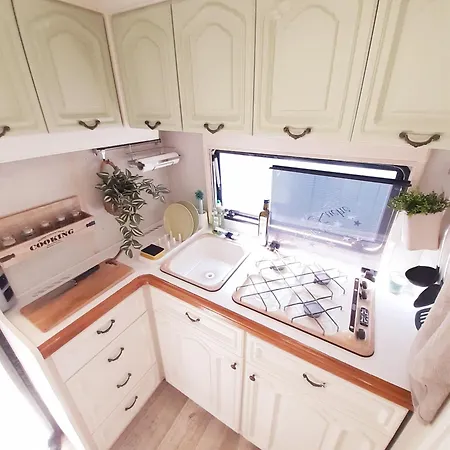 Naturecity Adventure In Camper - Also In Winter With Heating - Ruhe, Garten, Haengematte, Heizung, Aircooler, Kaffeemaschiene, Grosses Bett, Kostenlose Fahrraeder, Outdoordusche, 25 Min Zum Alexanderplatz Und Fernsehturm Appartement *