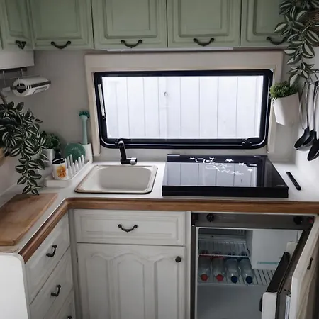 Naturecity Adventure In Camper - Also In Winter With Heating - Ruhe, Garten, Haengematte, Heizung, Aircooler, Kaffeemaschiene, Grosses Bett, Kostenlose Fahrraeder, Outdoordusche, 25 Min Zum Alexanderplatz Und Fernsehturm *