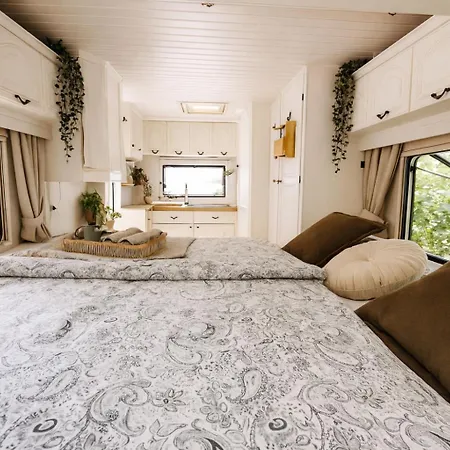 شقة Naturecity Adventure In Camper - Also In Winter With Heating - Ruhe, Garten, Haengematte, Heizung, Aircooler, Kaffeemaschiene, Grosses Bett, Kostenlose Fahrraeder, Outdoordusche, 25 Min Zum Alexanderplatz Und Fernsehturm برلين