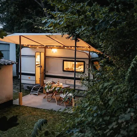 Naturecity Adventure In Camper - Also In Winter With Heating - Ruhe, Garten, Haengematte, Heizung, Aircooler, Kaffeemaschiene, Grosses Bett, Kostenlose Fahrraeder, Outdoordusche, 25 Min Zum Alexanderplatz Und Fernsehturm شقة برلين