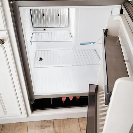 Naturecity Adventure In Camper - Also In Winter With Heating - Ruhe, Garten, Haengematte, Heizung, Aircooler, Kaffeemaschiene, Grosses Bett, Kostenlose Fahrraeder, Outdoordusche, 25 Min Zum Alexanderplatz Und Fernsehturm