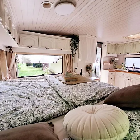 Naturecity Adventure In Camper - Also In Winter With Heating - Ruhe, Garten, Haengematte, Heizung, Aircooler, Kaffeemaschiene, Grosses Bett, Kostenlose Fahrraeder, Outdoordusche, 25 Min Zum Alexanderplatz Und Fernsehturm * Berlin