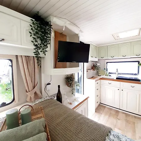 Naturecity Adventure In Camper - Also In Winter With Heating - Ruhe, Garten, Haengematte, Heizung, Aircooler, Kaffeemaschiene, Grosses Bett, Kostenlose Fahrraeder, Outdoordusche, 25 Min Zum Alexanderplatz Und Fernsehturm Lejlighed *