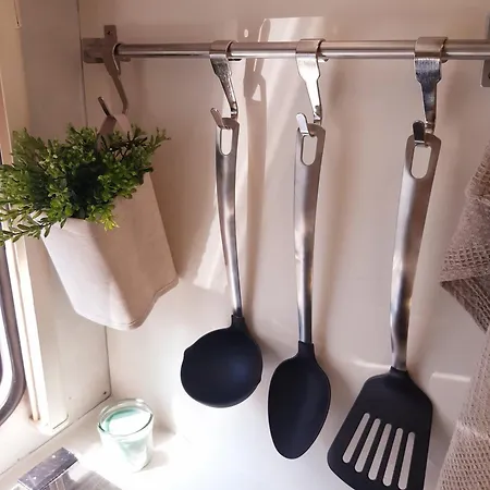 Naturecity Adventure In Camper - Also In Winter With Heating - Ruhe, Garten, Haengematte, Heizung, Aircooler, Kaffeemaschiene, Grosses Bett, Kostenlose Fahrraeder, Outdoordusche, 25 Min Zum Alexanderplatz Und Fernsehturm *