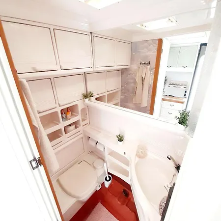 Naturecity Adventure In Camper - Also In Winter With Heating - Ruhe, Garten, Haengematte, Heizung, Aircooler, Kaffeemaschiene, Grosses Bett, Kostenlose Fahrraeder, Outdoordusche, 25 Min Zum Alexanderplatz Und Fernsehturm