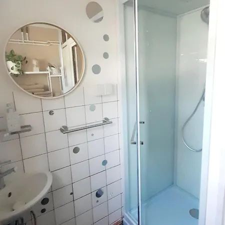 Naturecity Adventure In Camper - Also In Winter With Heating - Ruhe, Garten, Haengematte, Heizung, Aircooler, Kaffeemaschiene, Grosses Bett, Kostenlose Fahrraeder, Outdoordusche, 25 Min Zum Alexanderplatz Und Fernsehturm *